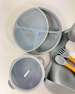 Дитячий силіконовий посуд для прикорму Kinderkit EasyMeal Cool Slate Y18 набір для годування на присосках для малюка  сірий 10 предметів тарілка секційна та глибока мисочка з кришками чашка з трубочкою ложечка виделочка