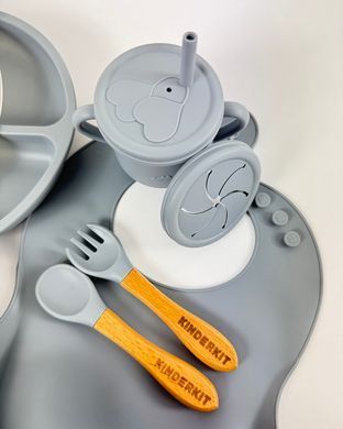 Дитячий силіконовий посуд для прикорму Kinderkit EasyMeal Cool Slate Y18 набір для годування на присосках для малюка  сірий 10 предметів тарілка секційна та глибока мисочка з кришками чашка з трубочкою ложечка виделочка