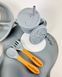 Дитячий силіконовий посуд для прикорму Kinderkit EasyMeal Cool Slate Y18 набір для годування на присосках для малюка  сірий 10 предметів тарілка секційна та глибока мисочка з кришками чашка з трубочкою ложечка виделочка